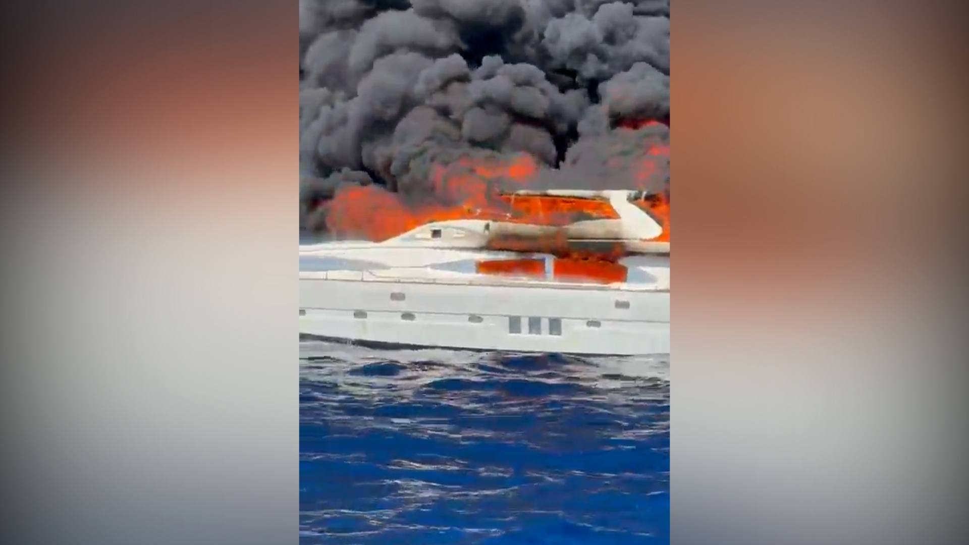 yacht di lusso a fuoco al largo di formentera cos236 l8217imbarcazione viene divorata dalle fiamme 8211 video