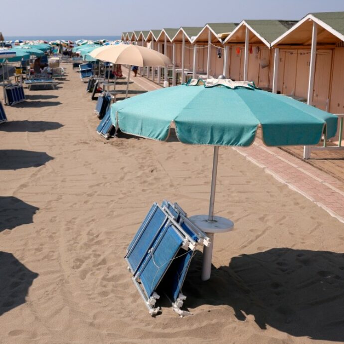 Niente bambini o over 65? Allora l’ombrellone in spiaggia libera è vietato: i folli divieti dell’estate in Sardegna (e non solo)