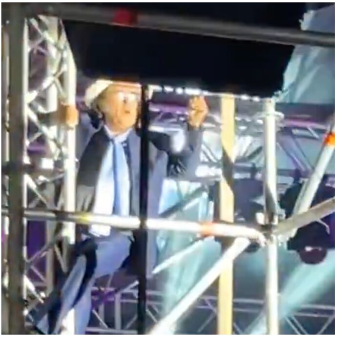 “Come Spiderman”: a 82 anni Al Bano si arrampica sul palco durante il concerto, social scatenati