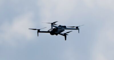 Copertina di La Lituania insegnerà ai bambini dagli otto anni in su a manovrare i droni. “Addestriamo alla resistenza civile”