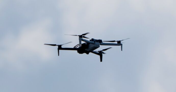 La Lituania insegnerà ai bambini dagli otto anni in su a manovrare i droni. “Addestriamo alla resistenza civile”