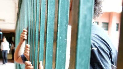 Copertina di Stretta sui minori: invece di più repressione o buonismo inconcludente, torniamo a parlare di scuola