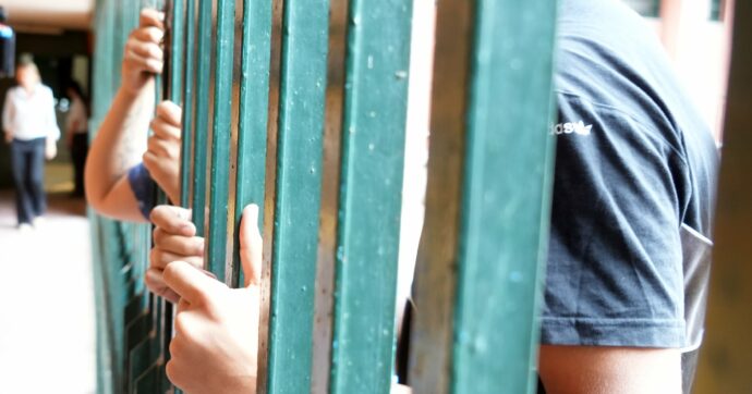 Treviso, 17enne tenta il suicidio in cella impiccandosi coi jeans: morto in ospedale dopo tre giorni di agonia