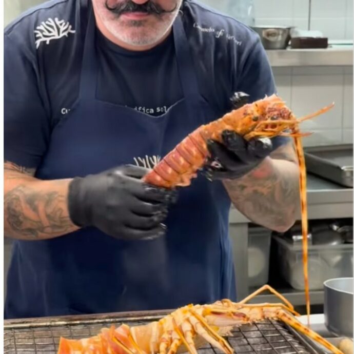 “L’aragosta era già bella che morta, l’ho stordita con un colpo al centro della testa, pum. Le critiche? Ora un boom di prenotazioni”: lo chef Carmelo Ferreri replica alle accuse dopo il video choc