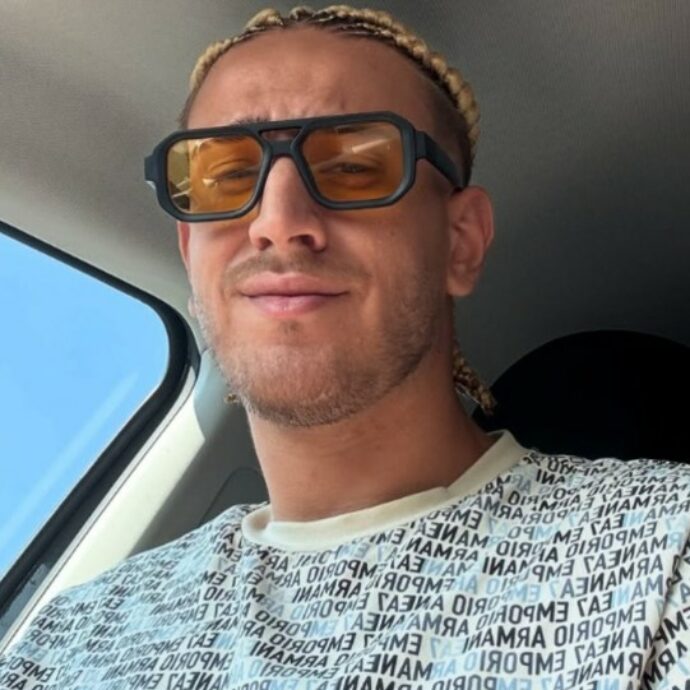 “Inneggia alla malavita, boss e narcotrafficanti diventano eroi positivi”: polemica per la presenza del trapper Gaetano Cordaro (e Rita De Crescenzo) alla festa di paese