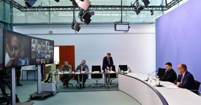 Copertina di Videocall tra Usa, Ucraina e Ue. Trump: “Se l’incontro con Putin va bene, subito un altro anche con Zelensky. Gravi conseguenze se Mosca non ferma la guerra”