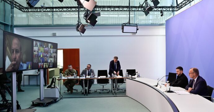 Videocall tra Usa, Ucraina e Ue. Trump: “Se l’incontro con Putin va bene, subito un altro anche con Zelensky. Gravi conseguenze se Mosca non ferma la guerra”