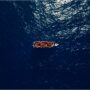 Copertina di Due barche si ribaltano al largo di Lampedusa: almeno 26 migranti morti, tra loro una neonata e tre adolescenti