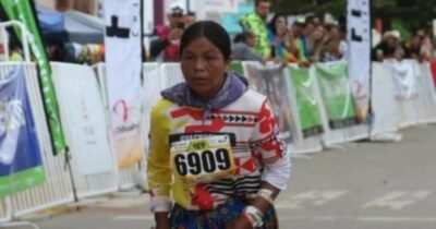 Copertina di Vince una ultramaratona di 63 km in sette ore e mezzo. Ma aveva già camminato per 14: l’incredibile storia dal Messico