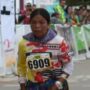 Copertina di Vince una ultramaratona di 63 km in sette ore e mezzo. Ma aveva già camminato per 14: l’incredibile storia dal Messico