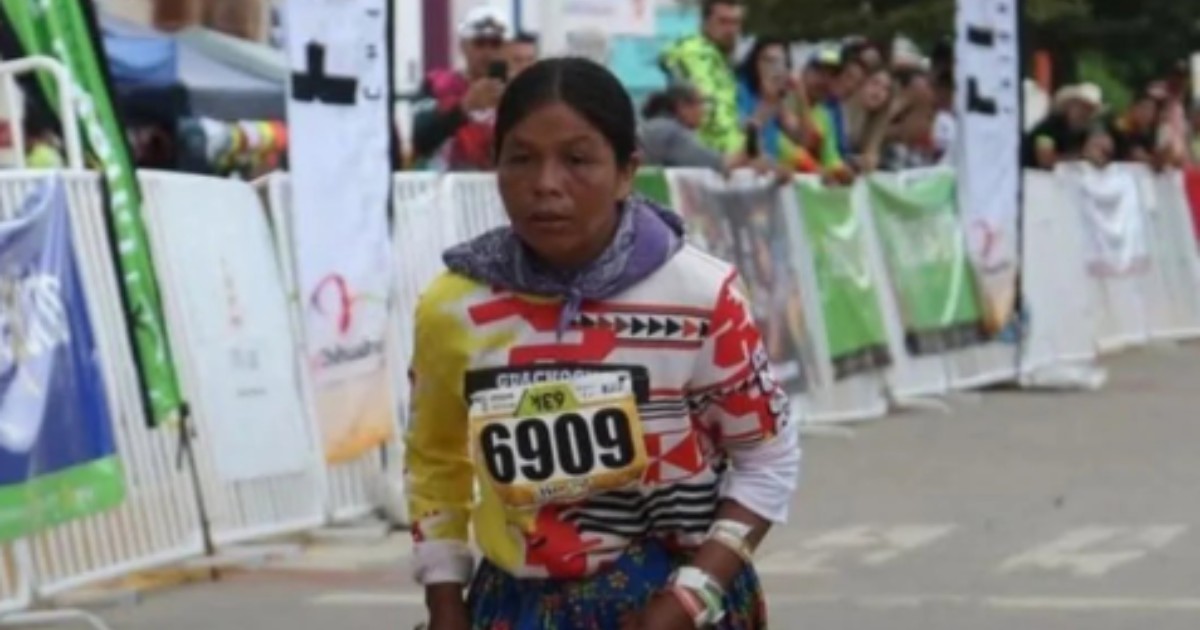 Vince una ultramaratona di 63 km in sette ore e mezzo. Ma aveva già camminato per 14: l’incredibile storia dal Messico Vince una ultramaratona di 63 km in sette ore e mezzo. Ma aveva già camminato per 14: l’incredibile storia dal Messico