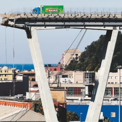 Copertina di Autostrade, 650 milioni scomparsi: così il prezzo pagato ai Benetton è stato gonfiato