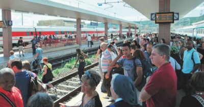 Copertina di La via crucis dei pendolari di Orte