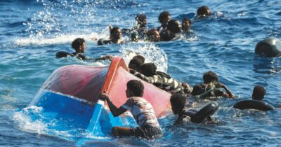 Copertina di Altra strage a Lampedusa, almeno 27 morti. La destra: colpa di scafisti e dell’accoglienza