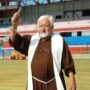 Copertina di Morto Padre Fedele Bisceglia, il frate cappuccino ultrà del Cosenza: aveva 87 anni