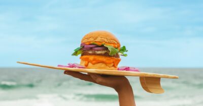 Copertina di Chiede al gestore del lido di portare un panino per il figlio celiaco e scoppia il caos: “Mi ha aggredita”