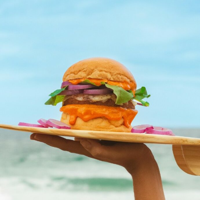 Chiede al gestore del lido di portare un panino per il figlio celiaco e scoppia il caos: “Mi ha aggredita”