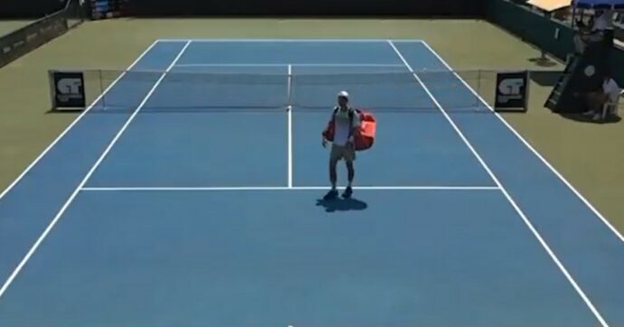 Vince il set ma perde il match per colpa di una doccia: nemmeno il caldo torrido piega le regole Atp