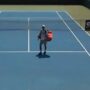 Copertina di Vince il set ma perde il match per colpa di una doccia: nemmeno il caldo torrido piega le regole Atp