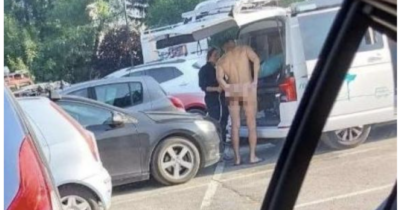 Copertina di “Spero si vergogni e non si faccia mai più vedere”: completamente nudo in pieno centro a Cortina e con una mano sulle parti intime, l’ira del sindaco
