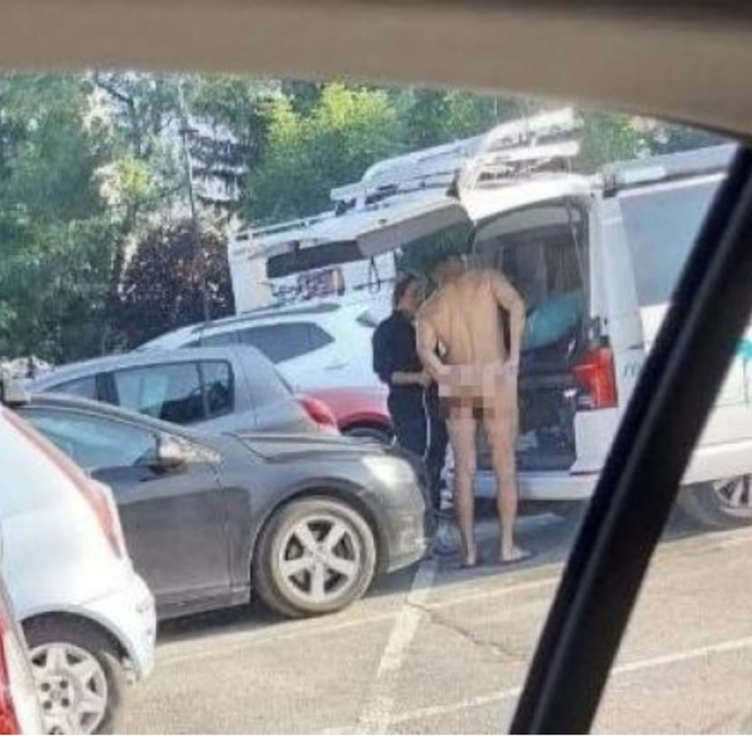 “Spero si vergogni e non si faccia mai più vedere”: completamente nudo in pieno centro a Cortina e con una mano sulle parti intime, l’ira del sindaco