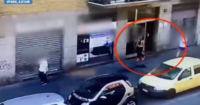Copertina di Rapinano 89enne a Milano, due 19enni incastrati dalle telecamere: il video dell’aggressione