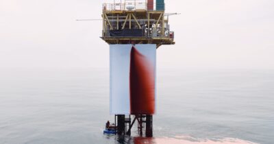 Copertina di Tela gigante cosparsa di liquido rosso sangue, l’opera di Anish Kapoor su una piattaforma petrolifera (per protesta)