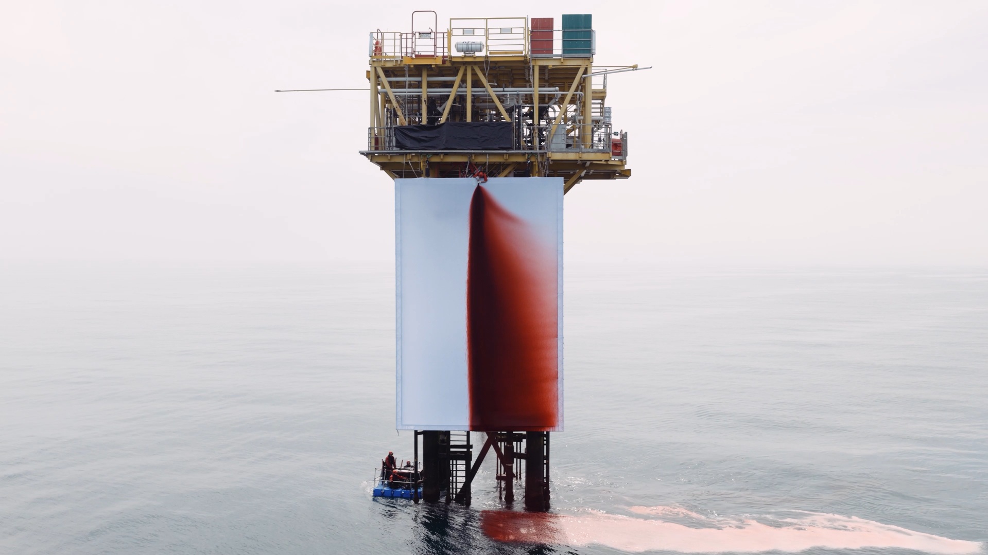 Tela gigante cosparsa di liquido rosso sangue, l’opera di Anish Kapoor su una piattaforma petrolifera (per protesta)