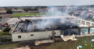 Copertina di A fuoco una piscina nella Bergamasca, evacuate le persone: vigile del fuoco ferito. Il video della struttura