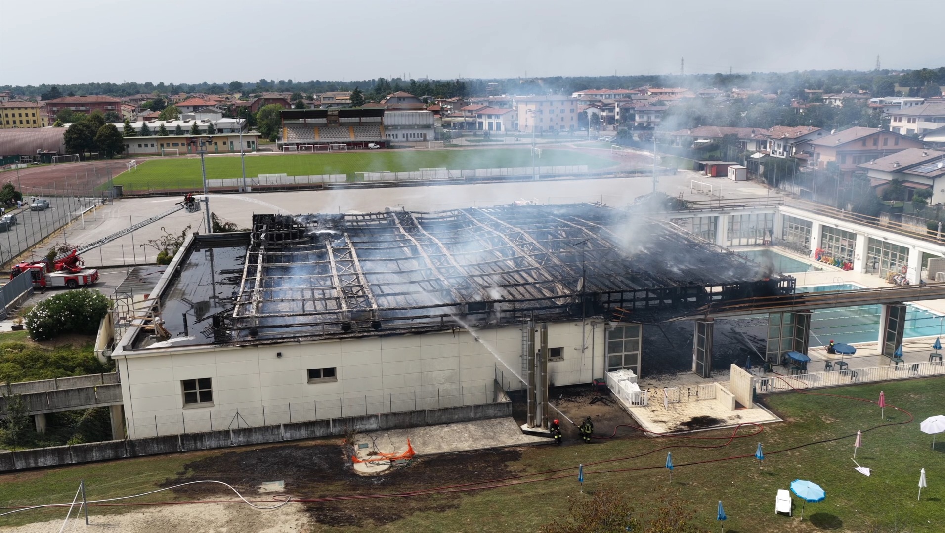 a fuoco una piscina nella bergamasca evacuate le persone vigile del fuoco ferito il video della struttura
