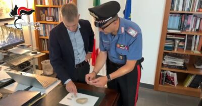 Copertina di Turista scozzese ruba cinque pietre di Pompei: “Sono per mio figlio”. Denunciato per furto aggravato – Video