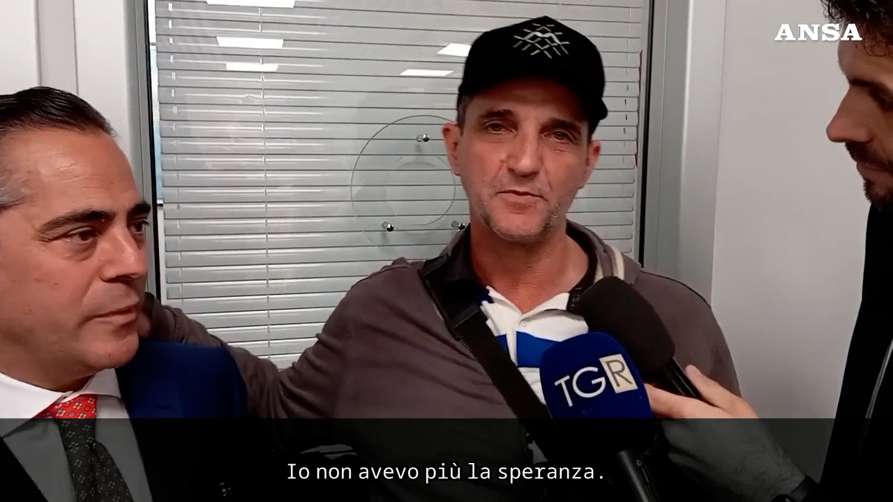 Il velista D’Attanasio in Italia in lacrime dopo 5 anni di carcere in Papua Nuova Guinea: “Non avevo più speranza”