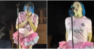 Copertina di “Che schifo. Ma che c***o era? Era enorme”: un animale salta addosso a Rose Villain durante il concerto, lei lancia un urlo e fa un balzo – VIDEO