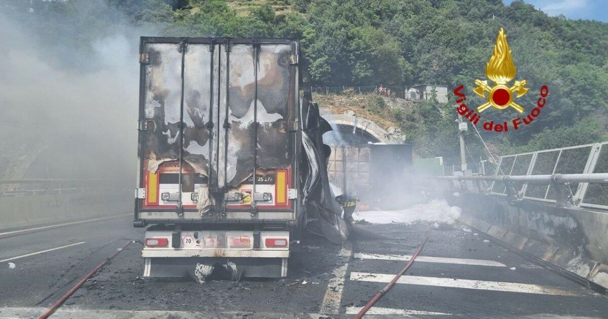 scontro tra due tir sull8217a26 a genova voltri mezzi in fiamme e un ferito grave traffico bloccato