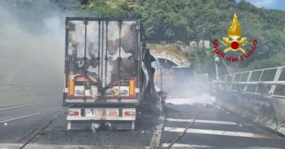 Copertina di Scontro tra due tir sull’A26 a Genova Voltri: mezzi in fiamme e un ferito grave. Traffico bloccato