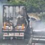 Copertina di Scontro tra due tir sull’A26 a Genova Voltri: mezzi in fiamme e un ferito grave. Traffico bloccato