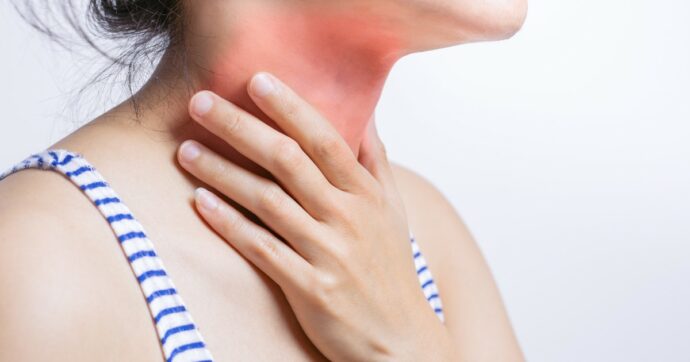 “È come un colpo di rasoio in gola”: cos’è “Stratus”, l’ultima variante di Covid “sotto osservazione” dall’Organizzazione Mondiale della Sanità