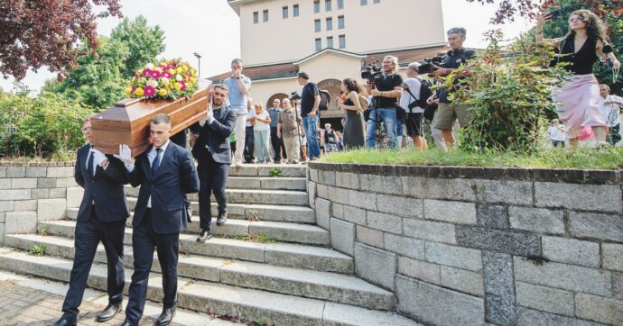 Milano, i funerali della donna travolta da auto. I tre minori ora in comunità, il quarto in fuga