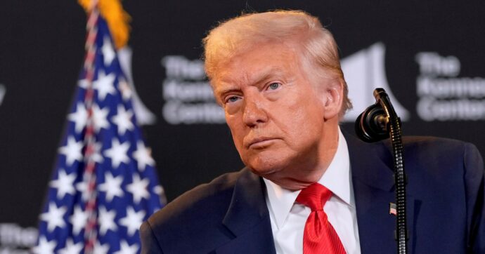 Copertina di Dazi, Corte d’appello Usa boccia le tariffe di Trump: “Illegali”. Lui: “Sono in vigore. Così si distruggono gli Stati Uniti”