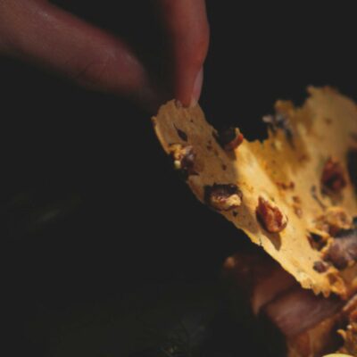 Copertina di Mangiare al buio, c’è più gusto. Appagati i sensi (e l’etica)