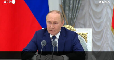 Copertina di Putin elogia l’amministrazione Trump: “Sta facendo sforzi sinceri per porre fine alle ostilità”