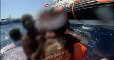 Copertina di Naufragio a Lampedusa, la guardia costiera diffonde le drammatiche immagini dei soccorsi