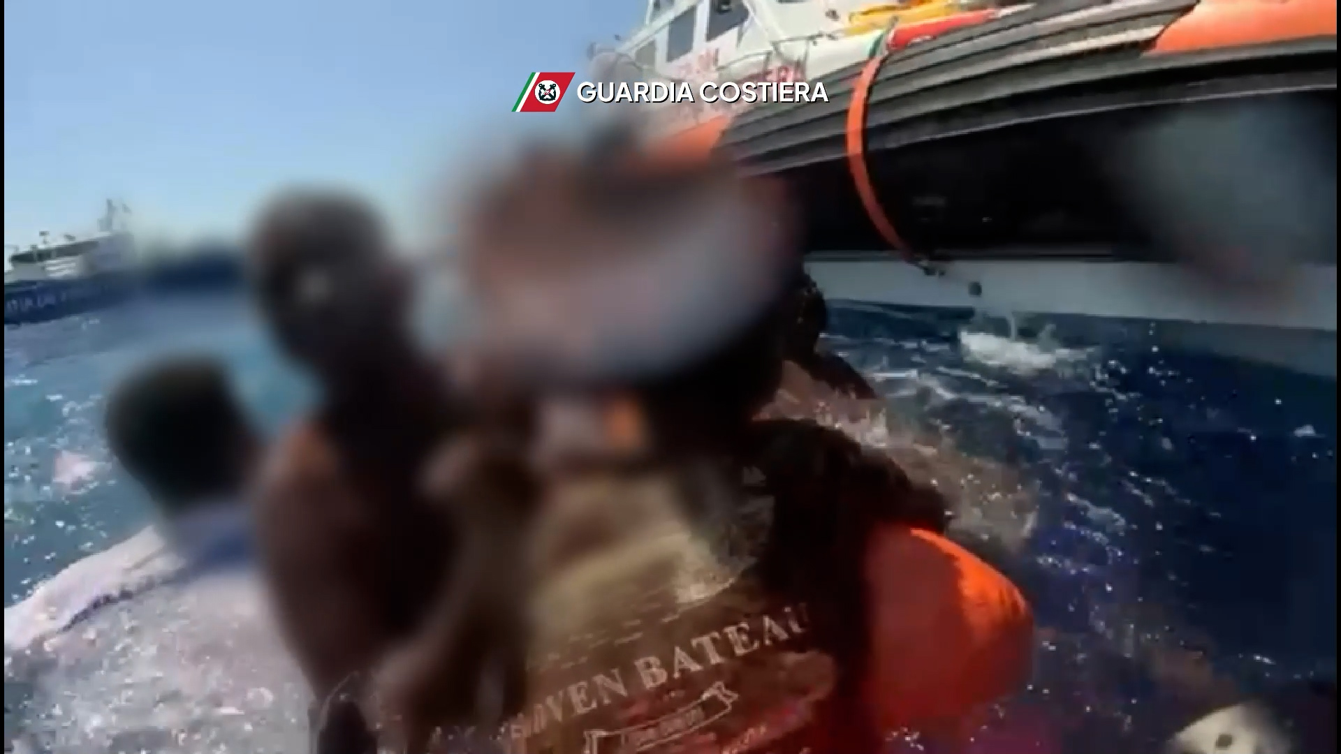 Naufragio a Lampedusa, la guardia costiera diffonde le drammatiche immagini dei soccorsi