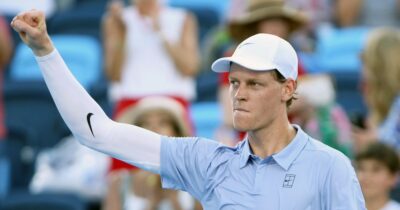 Copertina di Sinner batte Mannarino dopo un lungo stop per pioggia ed è ai quarti a Cincinnati: “Ma devo alzare il livello”