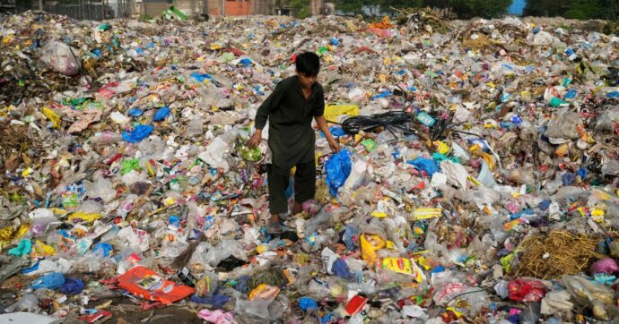 Falliscono i negoziati per il primo trattato internazionale contro l’inquinamento da plastica. I paesi produttori di petrolio si oppongono