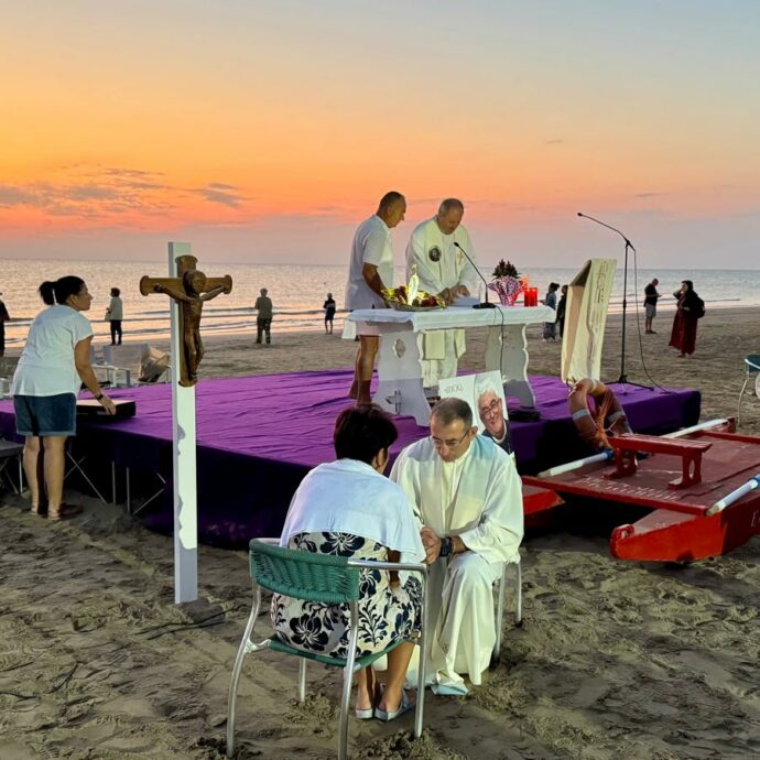 Siamo stati alla messa in spiaggia all’alba di Ferragosto a Rimini: qui Dio si prega in infradito, le confessioni si fanno sui lettini. E arriva il ‘TripAdvisor’ delle chiese