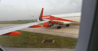 Copertina di “Un tonfo secco e fortissimo, abbiamo visto pezzi di aereo volare via, l’ala era stata tranciata di netto. Il pilota era sbalordito”. Scontro in pista tra due voli EasyJet