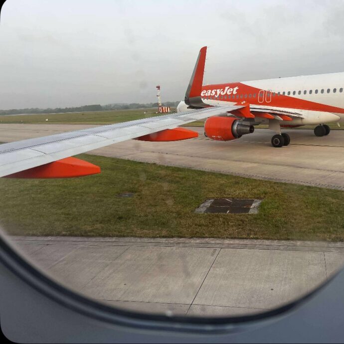 “Un tonfo secco e fortissimo, abbiamo visto pezzi di aereo volare via, l’ala era stata tranciata di netto. Il pilota era sbalordito”. Scontro in pista tra due voli EasyJet