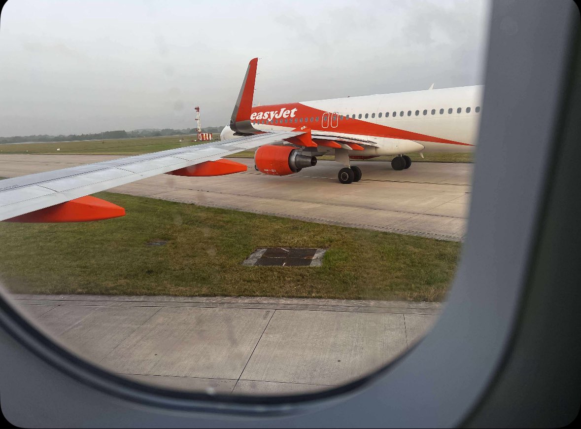 un tonfo secco e fortissimo abbiamo visto pezzi di aereo volare via l8217ala era stata tranciata di netto il pilota era sbalordito scontro in pista tra due voli easyjet
