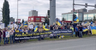 Copertina di Alaska, manifestazioni in solidarietà con l’Ucraina in attesa del vertice Trump-Putin ad Anchorage